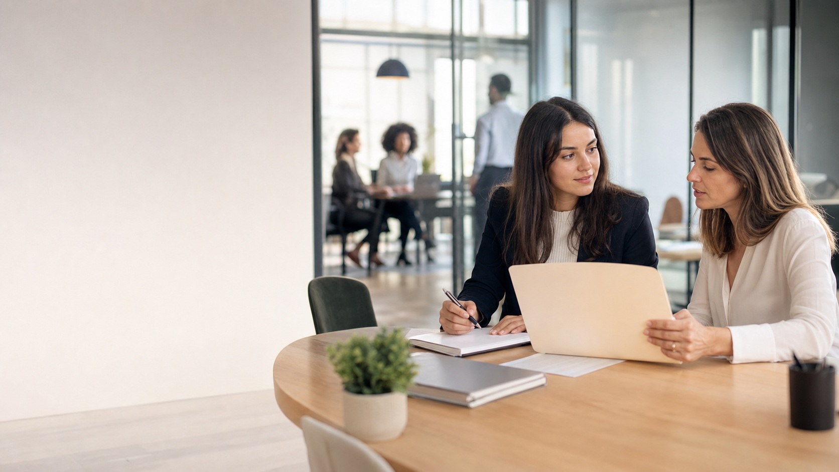 Stagiaire en ressources humaines échangeant avec une responsable RH dans un bureau moderne et lumineux